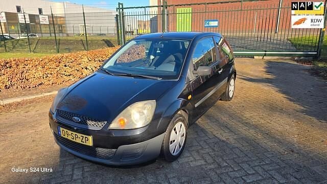 Zwart Occasion 2006 Ford Fiesta Hatchback | € 2.350 (Eerlijke prijs) - Afbeelding 1/4