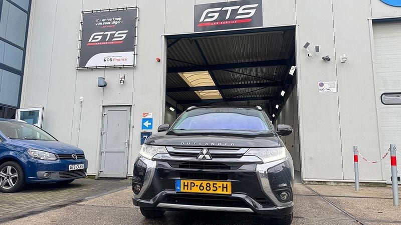 Zwart Gebruikt 2015 Mitsubishi Outlander P-HEV Edition SUV | € 14.000 (Iets duurder) - Afbeelding 1/4