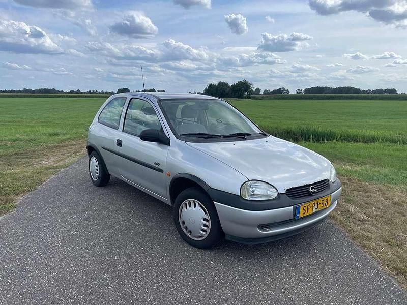 Zilver Gebruikt 1997 Opel Corsa Sport Hatchback | € 650 (Eerlijke prijs) - Afbeelding 1/4