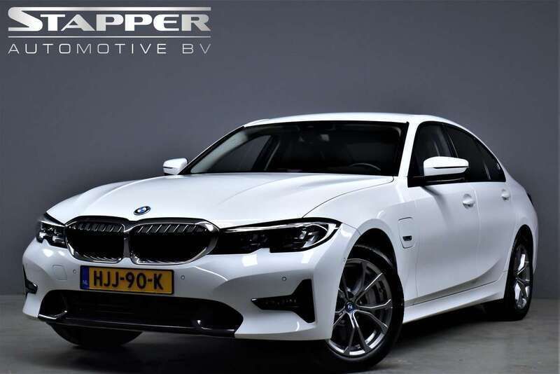 Wit Gebruikt 2022 BMW 330e Sport Line Sedan | € 33.895 (Eerlijke prijs) - Afbeelding 1/4