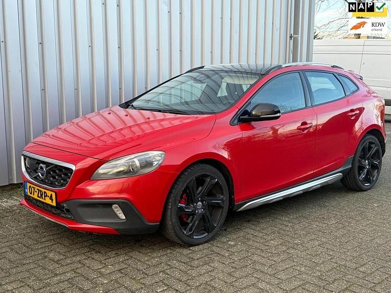 Rood Occasion 2013 Volvo V40 Momentum Hatchback | € 6.249 (Super prijs) - Afbeelding 1/4
