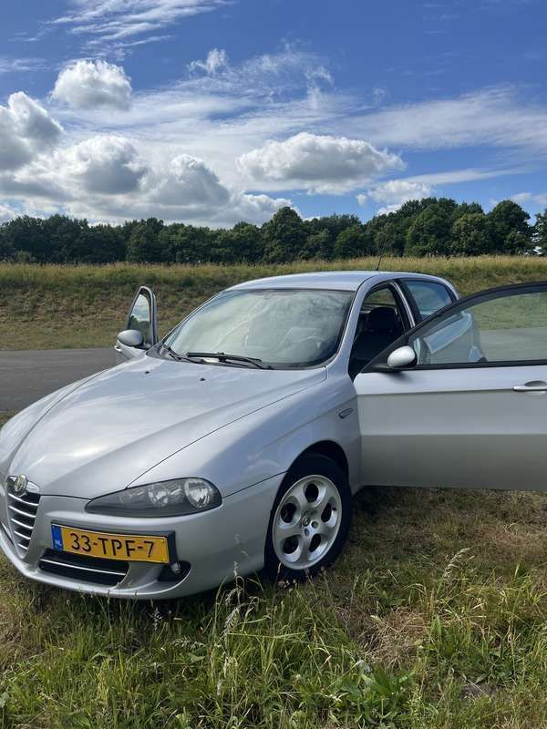 Grijs Gebruikt 2006 Alfa Romeo 147 Hatchback | € 1.350 (Eerlijke prijs) - Afbeelding 1/4