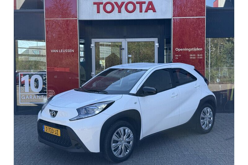 Wit Gebruikt 2024 Toyota Aygo X X-play SUV | € 17.999 - Afbeelding 1/1