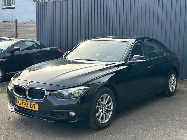 Zwart Gebruikt 2015 BMW 318 Sedan | € 7.995 (Iets duurder) - Afbeelding 1/4