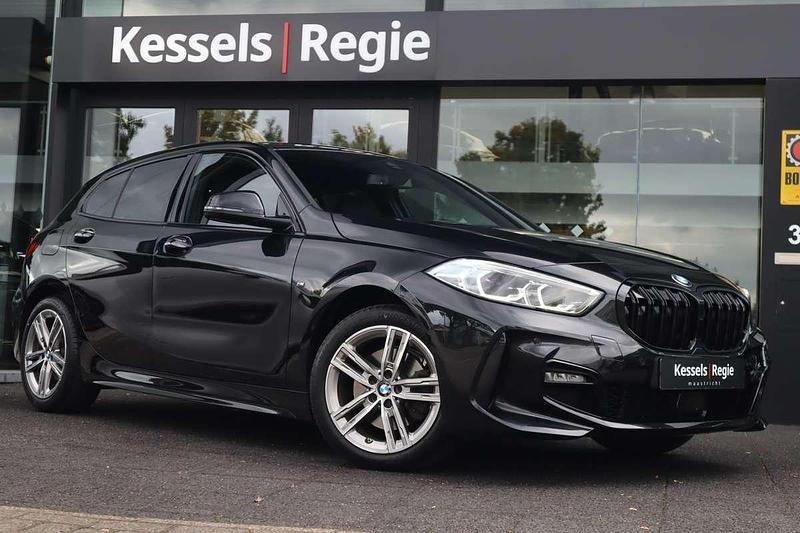 Zwart Gebruikt 2024 BMW 118 M Sport Hatchback | € 31.950 (Eerlijke prijs) - Afbeelding 1/4