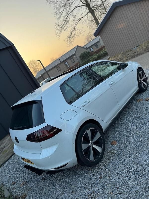 Wit Occasion 2014 VW Golf VII GTE Hatchback | € 6.950 (Super prijs) - Afbeelding 1/4