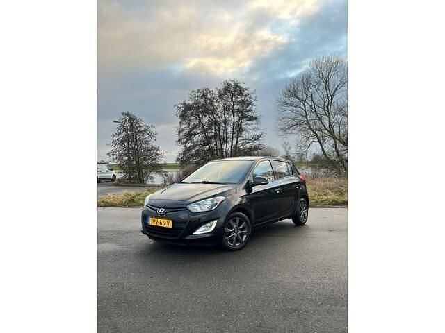 Zwart (metallic) Occasion 2014 Hyundai i20 Hatchback | € 5.650 (Eerlijke prijs) - Afbeelding 1/4