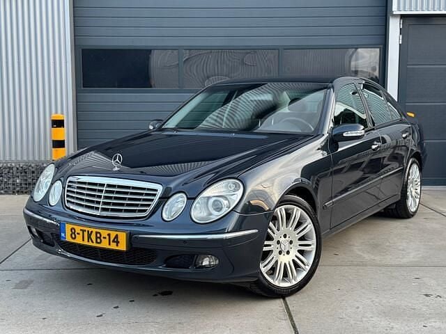 Zwart Gebruikt 2004 Mercedes E200 Avantgarde Sedan | € 6.499 (Eerlijke prijs) - Afbeelding 1/4