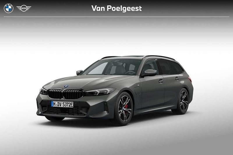 Grijs Nieuw 2025 BMW 330e Comfort Edition Stationwagen | € 72.948 (Eerlijke prijs) - Afbeelding 1/4