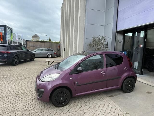 Paars Gebruikt 2013 Peugeot 107 Envy Hatchback | € 4.750 (Eerlijke prijs) - Afbeelding 1/4