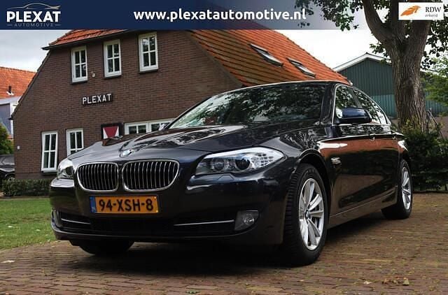 Grijs Gebruikt 2012 BMW 525 Executive Sedan | € 13.945 (Eerlijke prijs) - Afbeelding 1/4