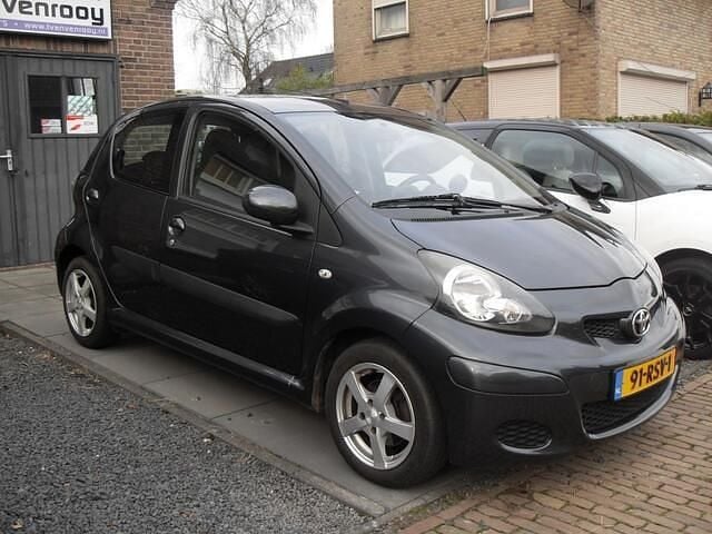 Grijs (metallic) Gebruikt 2011 Toyota Aygo Comfort Hatchback | € 2.898 (Goede deal) - Afbeelding 1/4