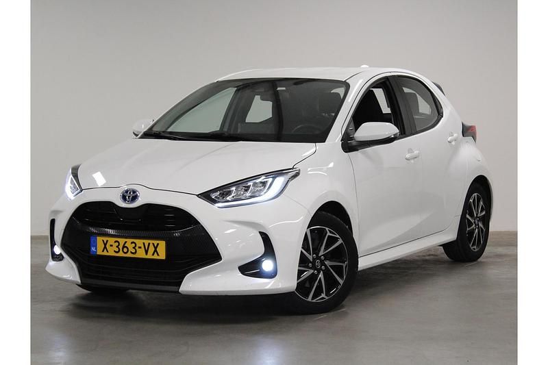 Wit Occasion 2024 Toyota Yaris Hybrid Hatchback | € 22.950 (Eerlijke prijs) - Afbeelding 1/1