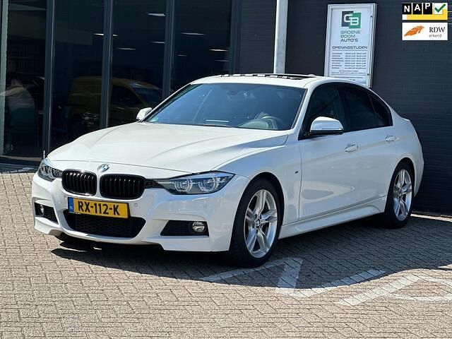 Wit Gebruikt 2018 BMW 318 Executive Sedan | € 19.999 (Eerlijke prijs) - Afbeelding 1/4