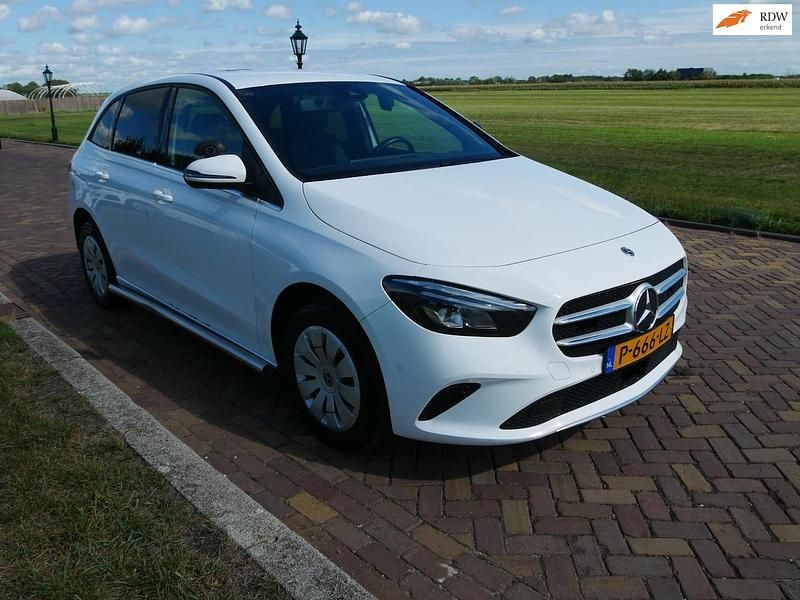 Wit Gebruikt 2022 Mercedes 200 MPV | € 10.499 - Afbeelding 1/3