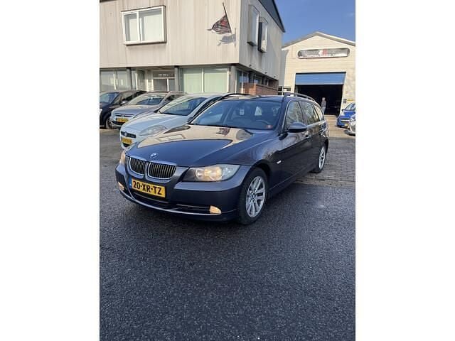 Grijs Occasion 2007 BMW 325 Comfort Edition Stationwagen | € 2.495 (Eerlijke prijs) - Afbeelding 1/4