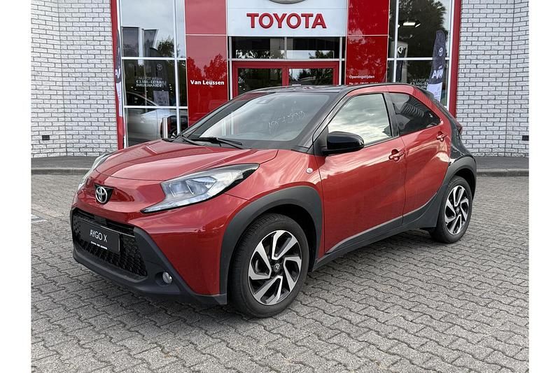 Rood Gebruikt 2024 Toyota Aygo X Envy SUV | € 22.499 - Afbeelding 1/1