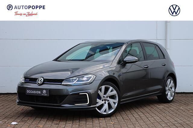 Grijs Gebruikt 2020 VW Golf VIII GTE Hatchback | € 22.950 (Eerlijke prijs) - Afbeelding 1/4