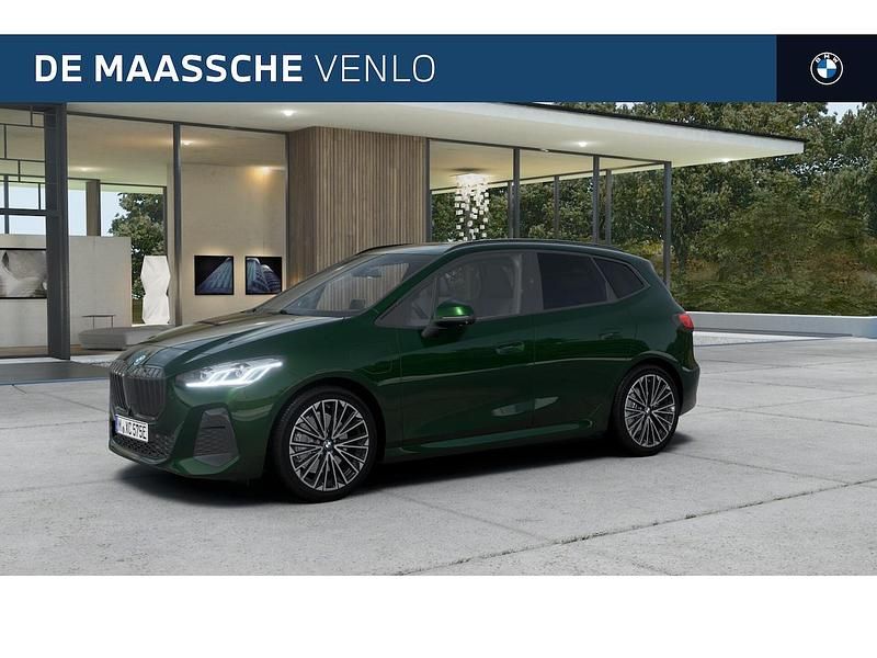 Groen (metallic) Nieuw 2025 BMW 225 Active Tourer Executive MPV | € 65.281 (Goede deal) - Afbeelding 1/4