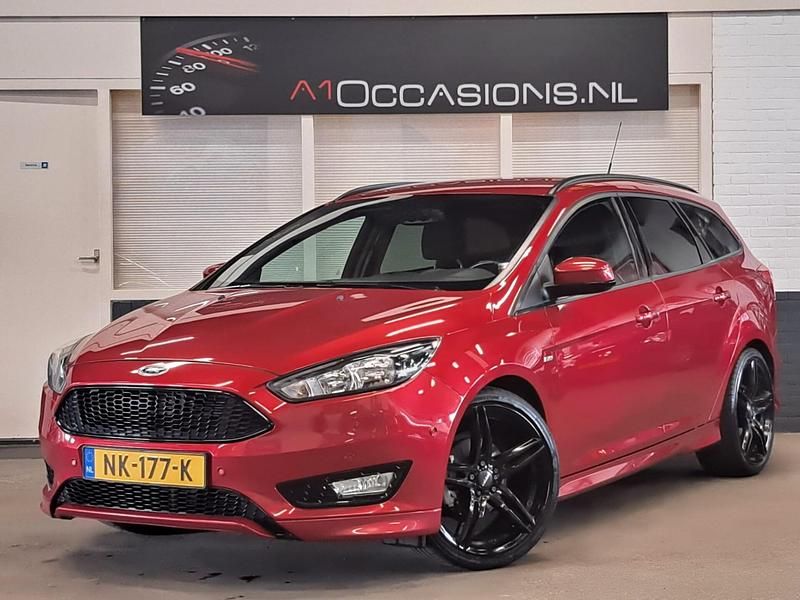Rood Gebruikt 2017 Ford Focus ST-Line Stationwagen | € 10.495 (Duur) - Afbeelding 1/4