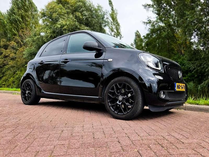 Zwart Gebruikt 2017 Smart ForFour Passion Hatchback | € 8.250 (Eerlijke prijs) - Afbeelding 1/4