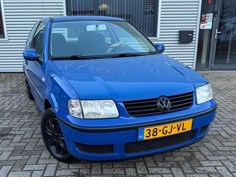 Blauw Occasion 2000 VW Polo Trendline Hatchback | € 1.249 (Eerlijke prijs) - Afbeelding 1/4