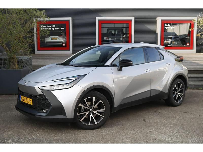 Grijs Gebruikt 2024 Toyota C-HR SUV | € 32.900 (Duur) - Afbeelding 1/4