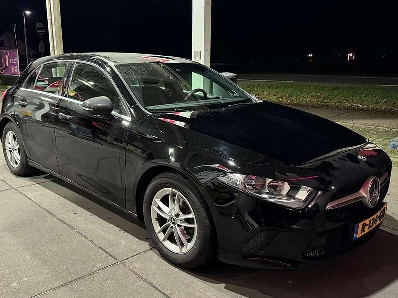 Zwart Occasion 2019 Mercedes A180 Premium Hatchback | € 17.000 (Super prijs) - Afbeelding 1/4