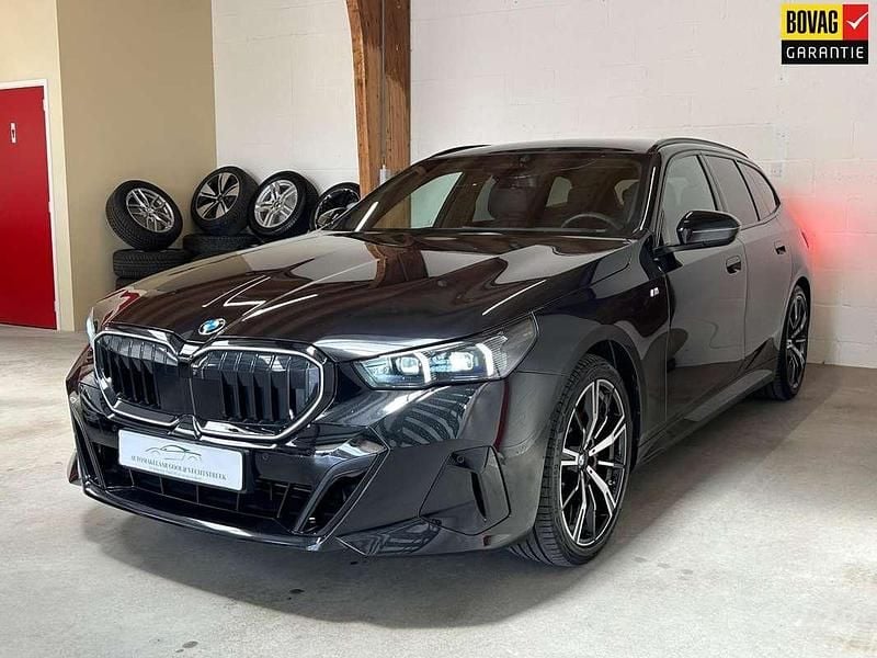 Zwart Gebruikt 2024 BMW 520 M Sport Stationwagen | € 74.995 - Afbeelding 1/4
