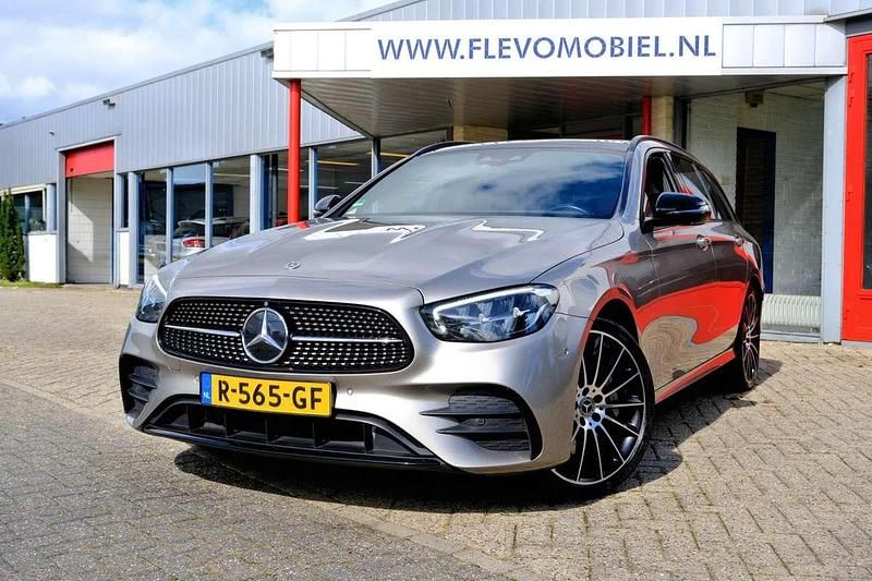 Grijs, metallic lak Gebruikt 2022 Mercedes E300 AMG Stationwagen | € 34.450 (Duur) - Afbeelding 1/4
