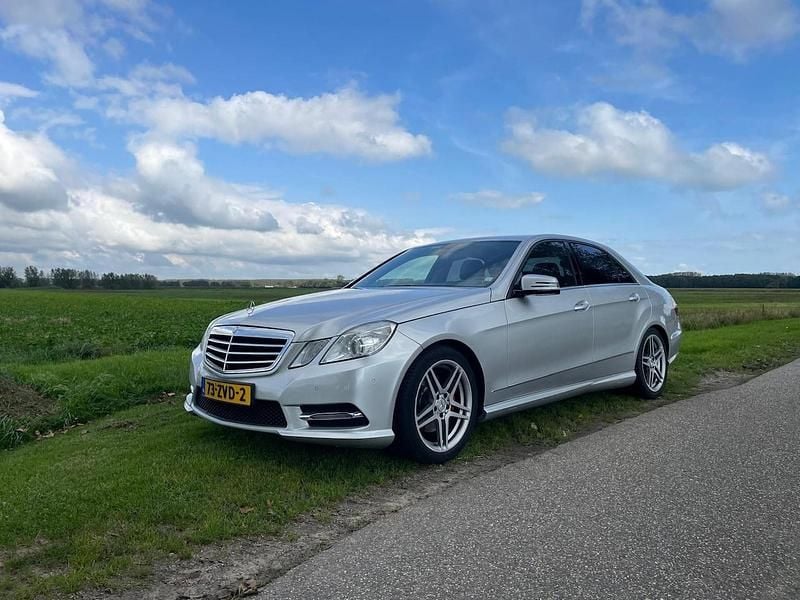 Grijs (metallic) Gebruikt 2013 Mercedes E300 Edition Sedan | € 8.999 - Afbeelding 1/4