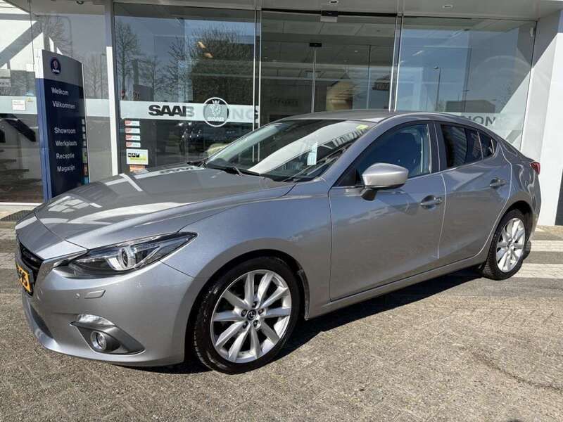 Grijs Gebruikt 2015 Mazda 3 Sedan | € 14.950 (Eerlijke prijs) - Afbeelding 1/4