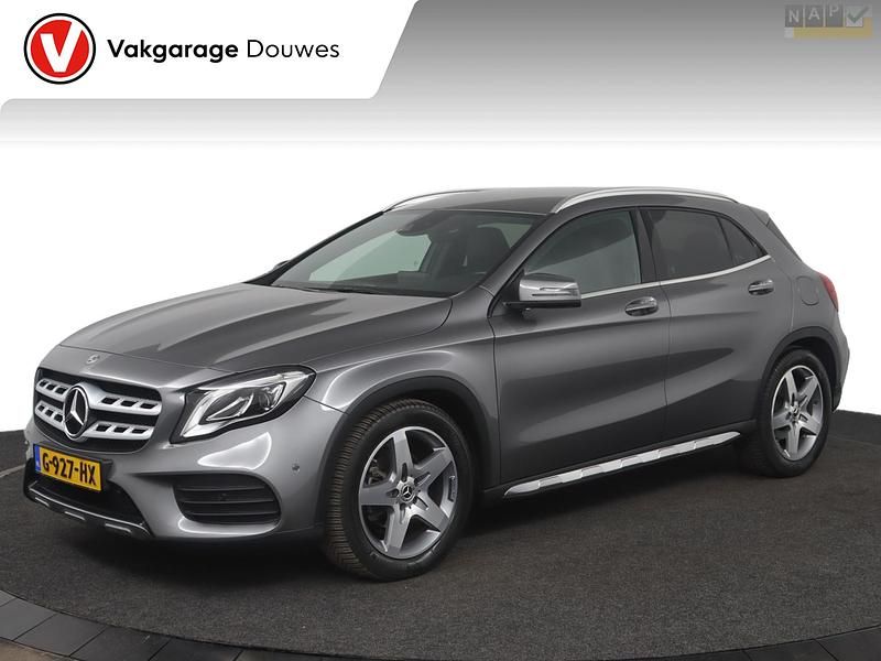 Grijs, metallic lak Gebruikt 2019 Mercedes GLA180 Business SUV | € 25.950 (Goede deal) - Afbeelding 1/4