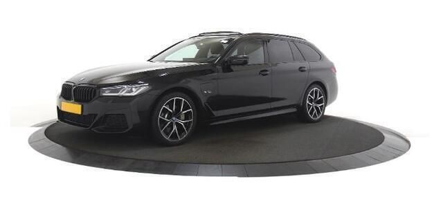 Grijs Gebruikt 2024 BMW 530e M Sport Stationwagen | € 51.995 (Eerlijke prijs) - Afbeelding 1/4
