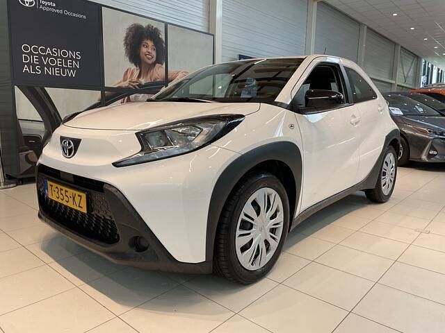 Wit Occasion 2023 Toyota Aygo X Play SUV | € 20.750 (Duur) - Afbeelding 1/4