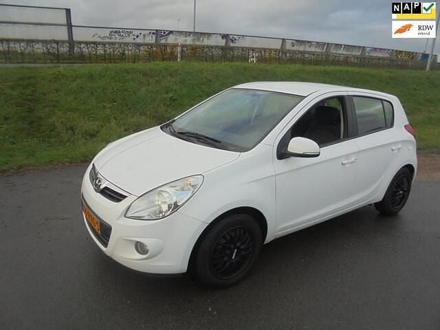 Wit Gebruikt 2011 Hyundai i20 Hatchback | € 1.999 (Eerlijke prijs) - Afbeelding 1/4