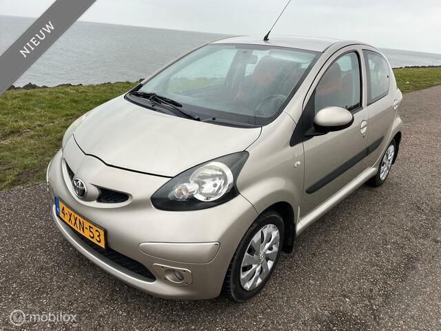 Bruin Gebruikt 2007 Toyota Aygo Hatchback | € 1.900 (Eerlijke prijs) - Afbeelding 1/4