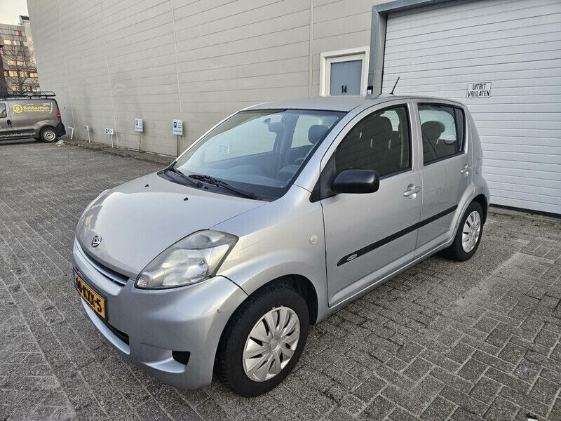 Grijs Gebruikt 2010 Daihatsu Sirion Hatchback | € 2.495 (Eerlijke prijs) - Afbeelding 1/4