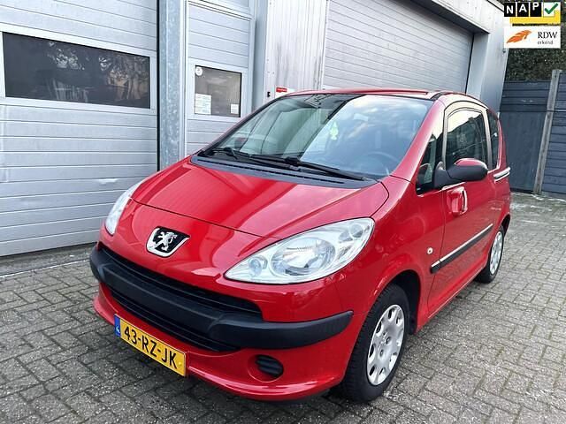 Rood (metallic) Occasion 2005 Peugeot 1007 MPV | € 1.495 (Goede deal) - Afbeelding 1/4