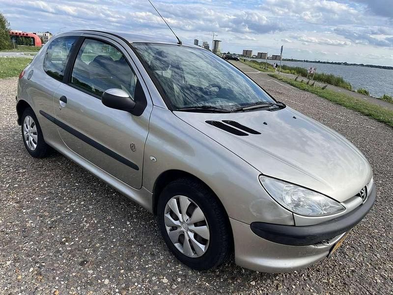 Grijs Gebruikt 2005 Peugeot 206 Hatchback | € 999 (Goede deal) - Afbeelding 1/4