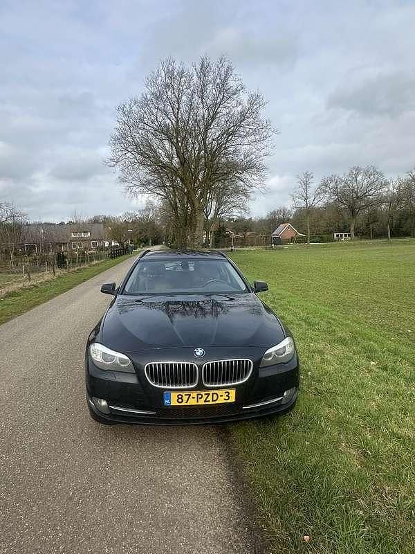 Zwart Gebruikt 2011 BMW 523 Executive Stationwagen | € 7.800 (Goede deal) - Afbeelding 1/4