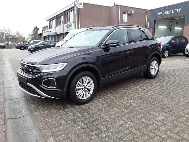 Zwart Gebruikt 2022 VW T-Roc Life SUV | € 27.940 (Iets duurder) - Afbeelding 1/4