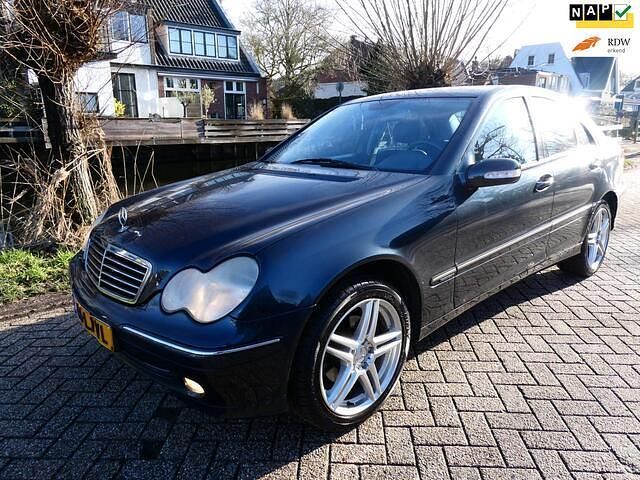 Zwart Occasion 2003 Mercedes C200 Elegance Sedan | € 1.995 (Goede deal) - Afbeelding 1/4