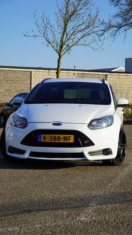 Wit Gebruikt 2014 Ford Focus ST Stationwagen | € 9.499 (Super prijs) - Afbeelding 1/4