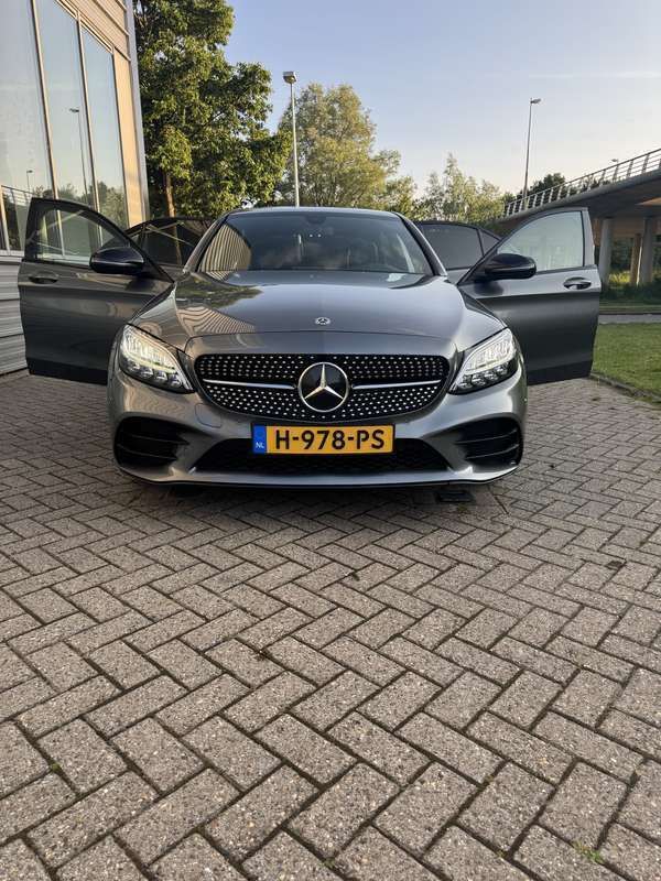Grijs Gebruikt 2020 Mercedes C180 AMG Sedan | € 29.000 (Eerlijke prijs) - Afbeelding 1/4