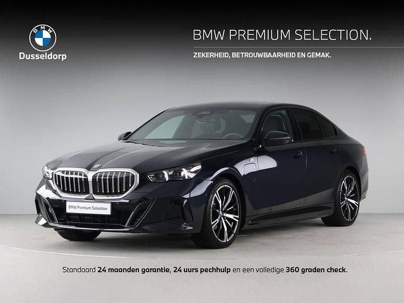 Zwart Occasion 2024 BMW 530e M Sport Sedan | € 58.950 (Goede deal) - Afbeelding 1/4