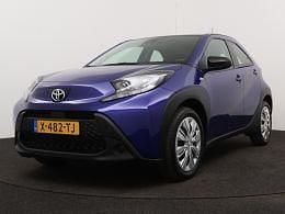 Blauw metallic Gebruikt 2024 Toyota Aygo Play Hatchback | € 18.945 (Goede deal) - Afbeelding 1/3