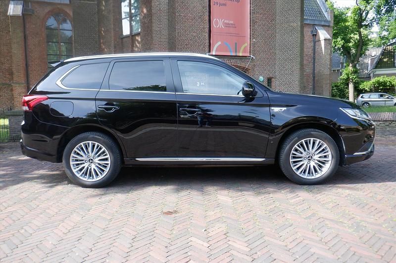 Zwart Gebruikt 2019 Mitsubishi Outlander P-HEV Edition SUV | € 20.900 (Eerlijke prijs) - Afbeelding 1/4