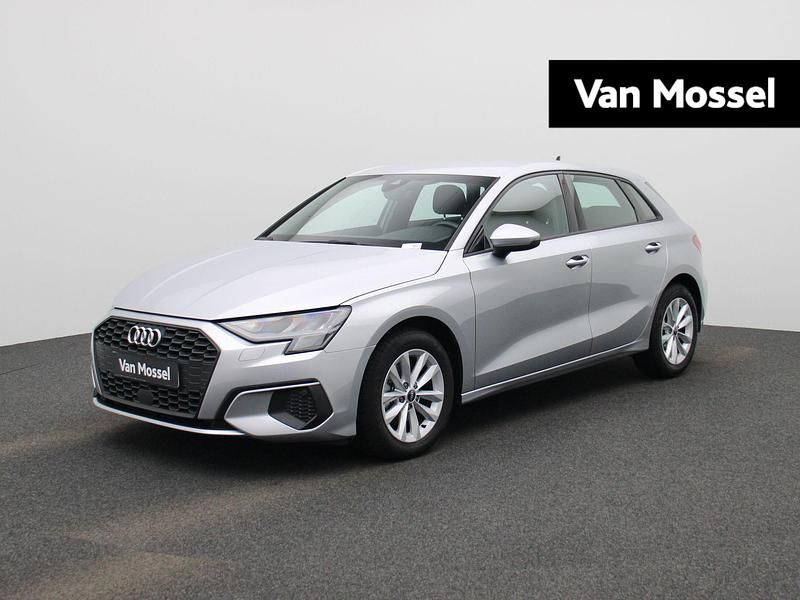 Grijs, metallic lak Gebruikt 2022 Audi A3 Sportback Business Hatchback | € 24.445 (Goede deal) - Afbeelding 1/3