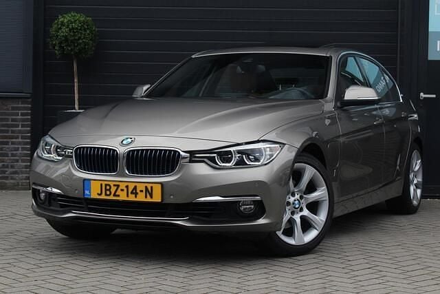 Grijs Gebruikt 2018 BMW 330 Sedan | € 21.945 (Super prijs) - Afbeelding 1/4